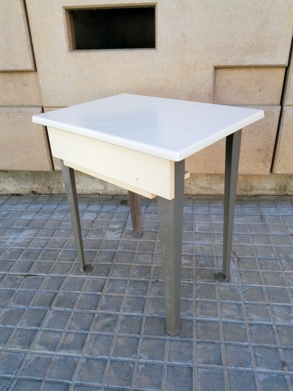 carcel. mesa metal-madera prensada 75.5x69.5x49.5 (24eu.) 1u